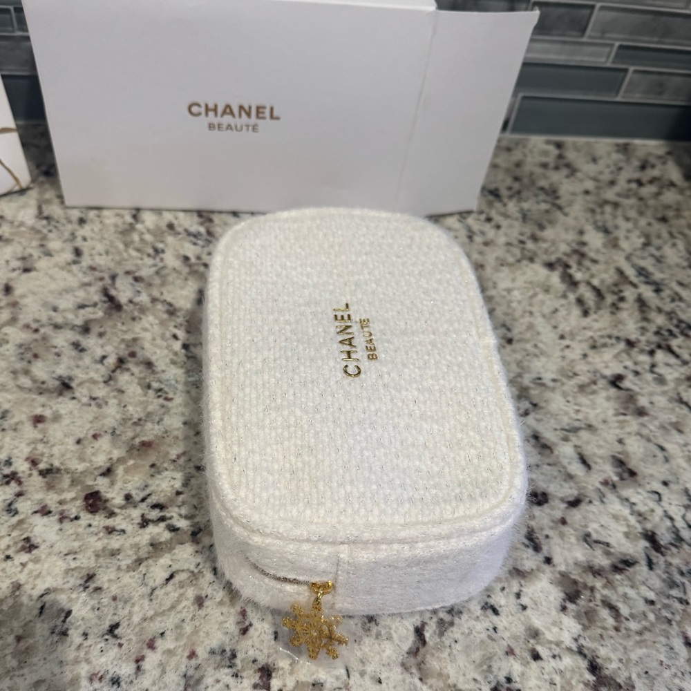 CHANEL White and Gold Beauty Set - Picture 7 of 12